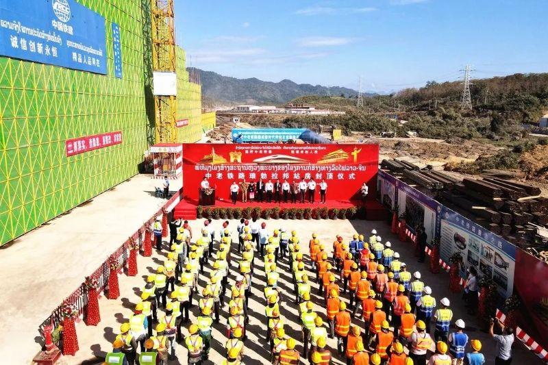 Ceremony for the completion of the main structure of the Luang Prabang station.